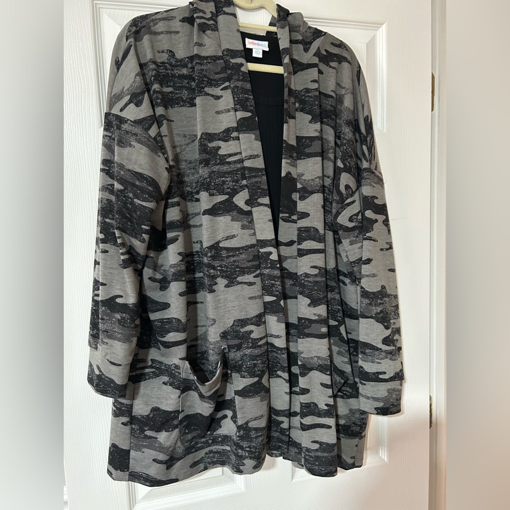 LuLaRoe Gray & Black Camouflage Open-Front 2x Mackenzie Cardigan - Picture 2 of 7